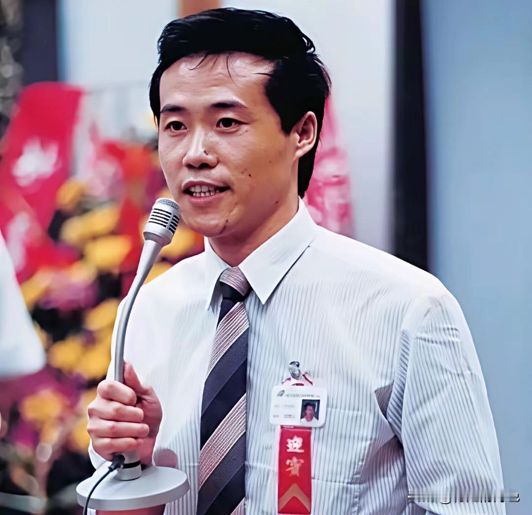 王总年轻时风度翩翩，蛮帅气的。现在还有当年的影子。