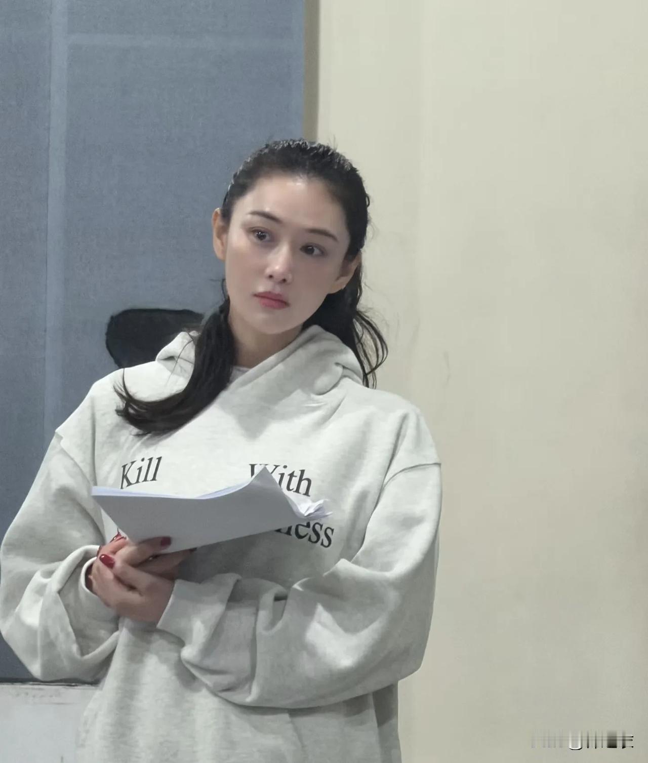 张馨予的颜值，确实是倾国倾城，远看她就像一朵清香扑鼻的栀子花，近看她就像是一朵娇