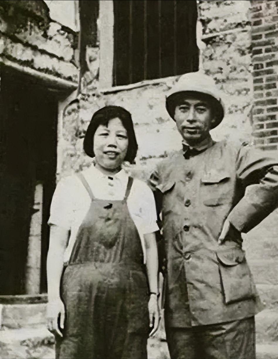 1927年4月，邓颖超在广州产子，由于孩子体重太大，有10磅重，超过了正常标准，