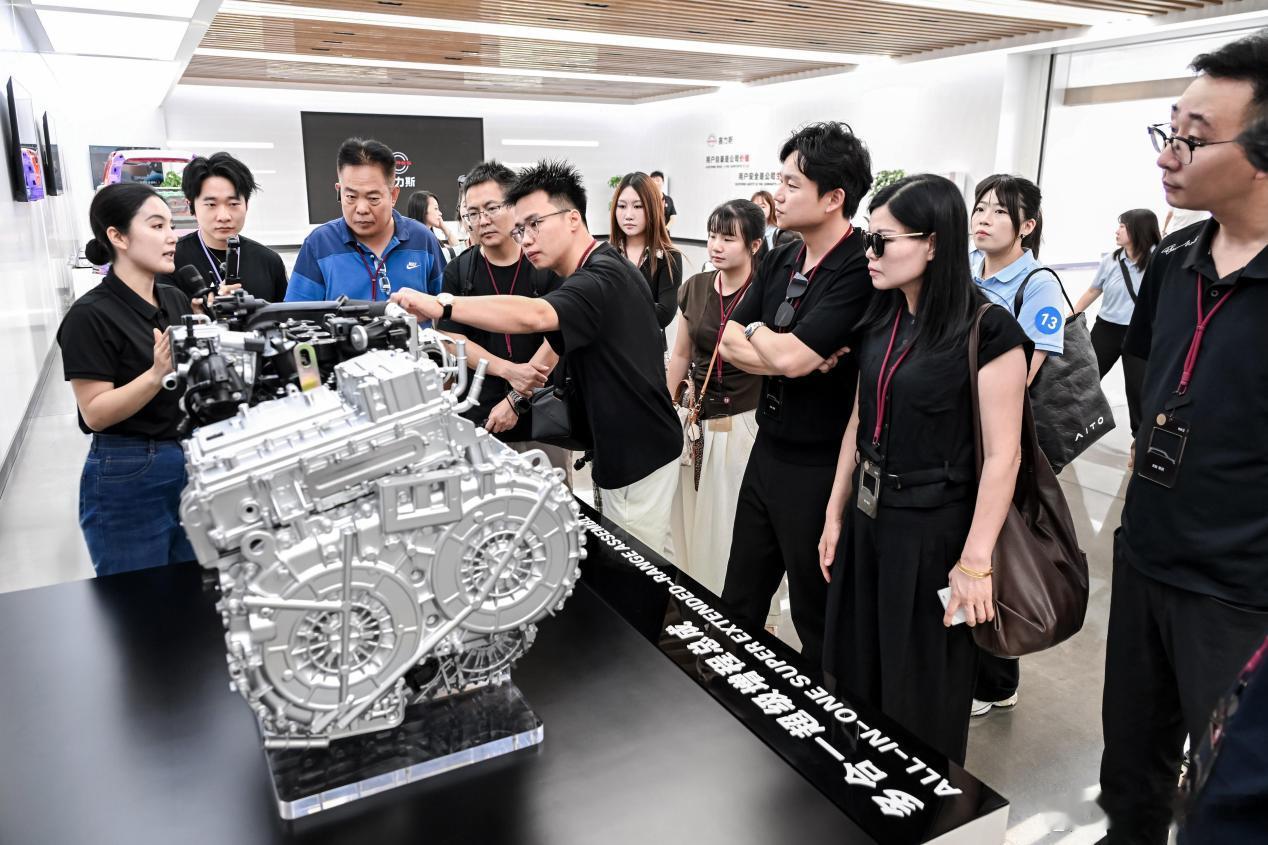 6月13日，“全新一代问界M9用户在工厂验收交付仪式”于重庆赛力斯超级工厂（龙兴
