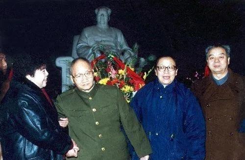 1994年12月26日毛主席101岁诞辰日，毛主席的儿女与亲属到毛主席纪念堂献花