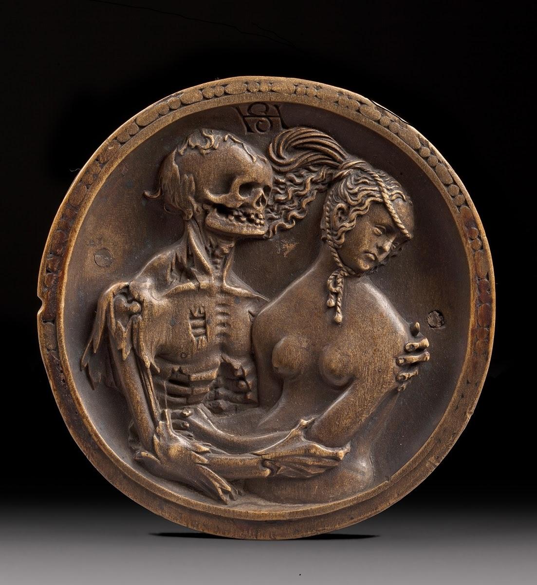 500年前的死神与少女纪念章!这件直径约10.5公分的黄杨木圆形浮雕纪念章由