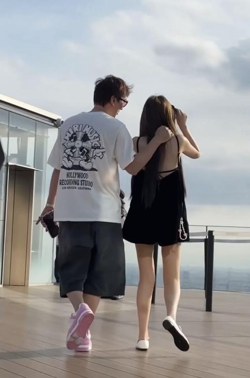 王思聪带女友看海，全程搂肩好宠溺。王校长跟女友出门玩也是情侣系穿搭，懒...