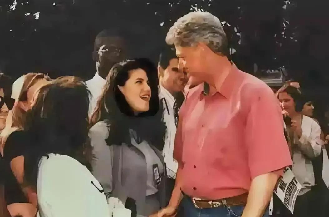 1995年，当莱温斯基第一次见克林顿时，兴奋得张开大嘴，眼神里充满着崇拜！没人能