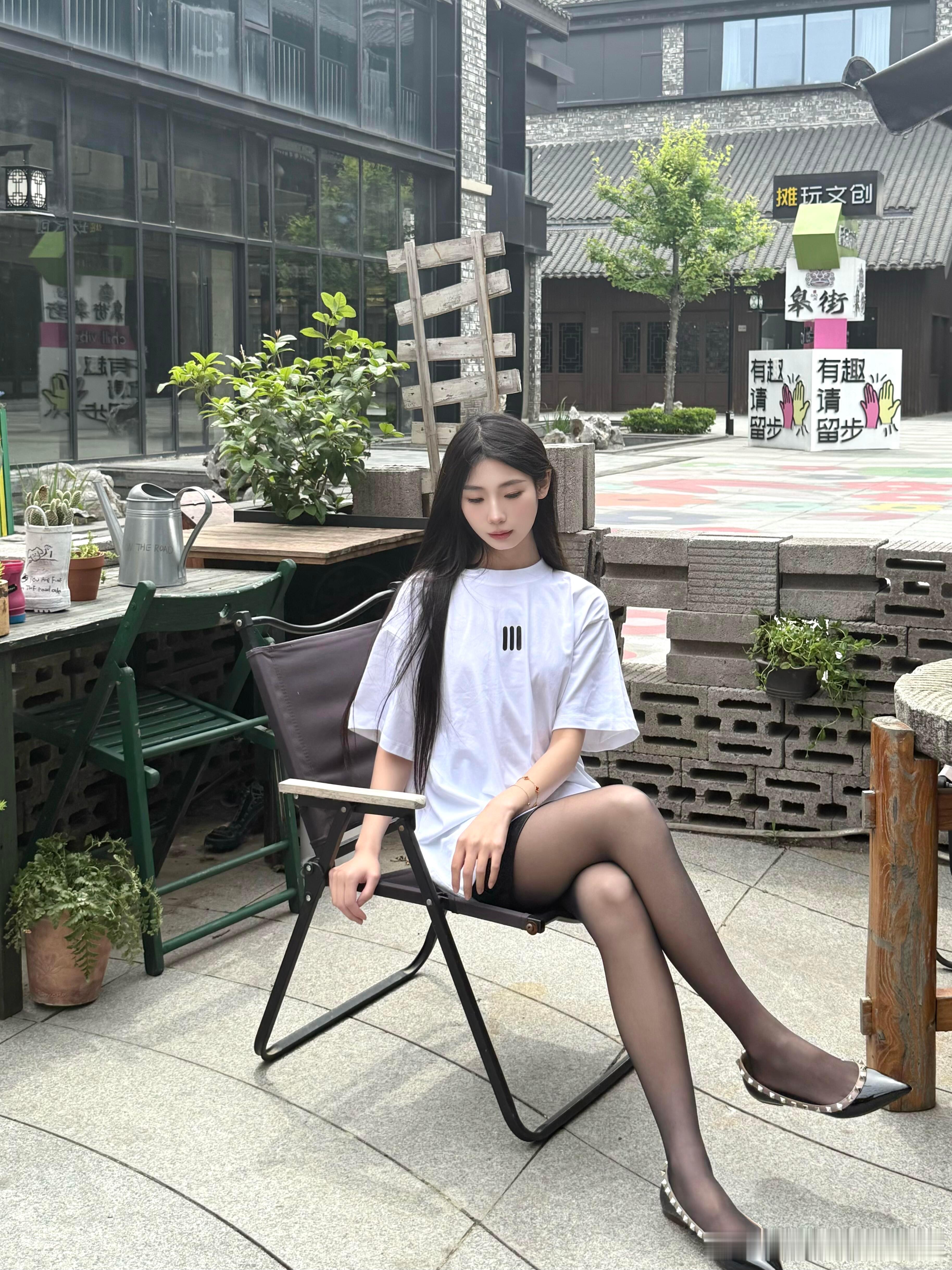 黑色丝袜搭配铆钉平底鞋，白色T恤更显反差美～​​​