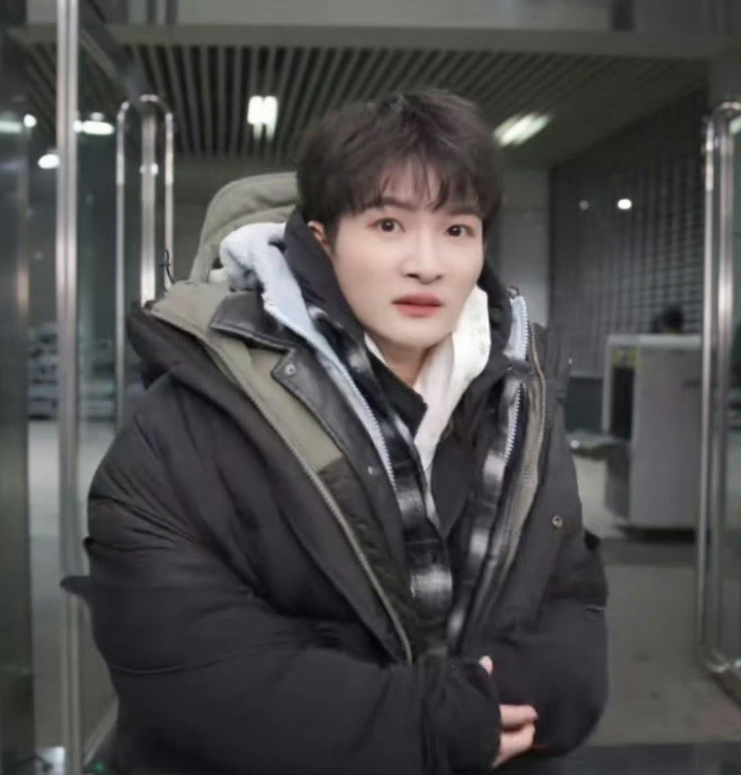 周深机场造型真相了！洋葱式叠穿完美还原行李超重名场面。看着他把十件衣服全穿身上，