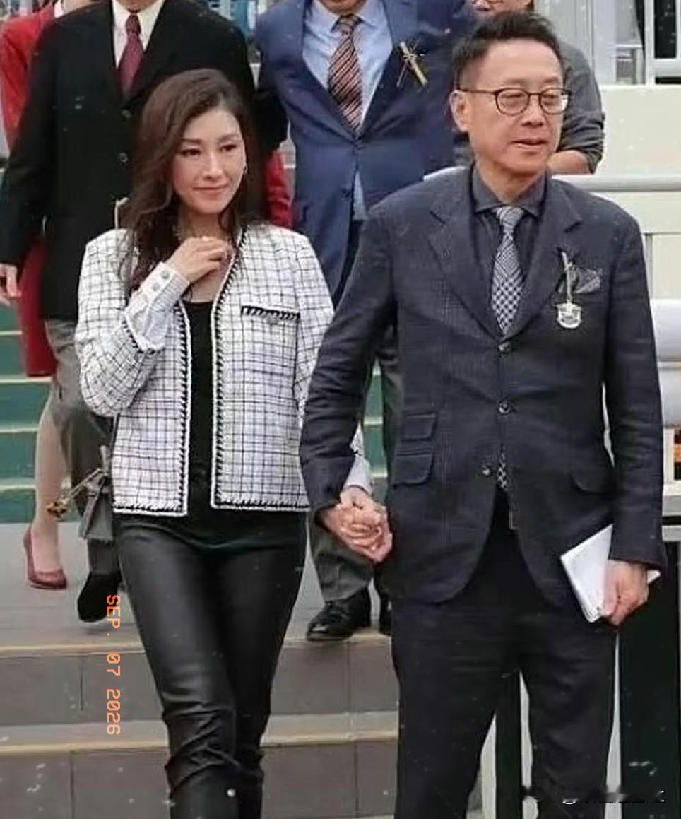 有网友拍到许晋亨和李嘉欣在街上牵手散步。63岁的许晋亨举止从容，55岁的李嘉欣保