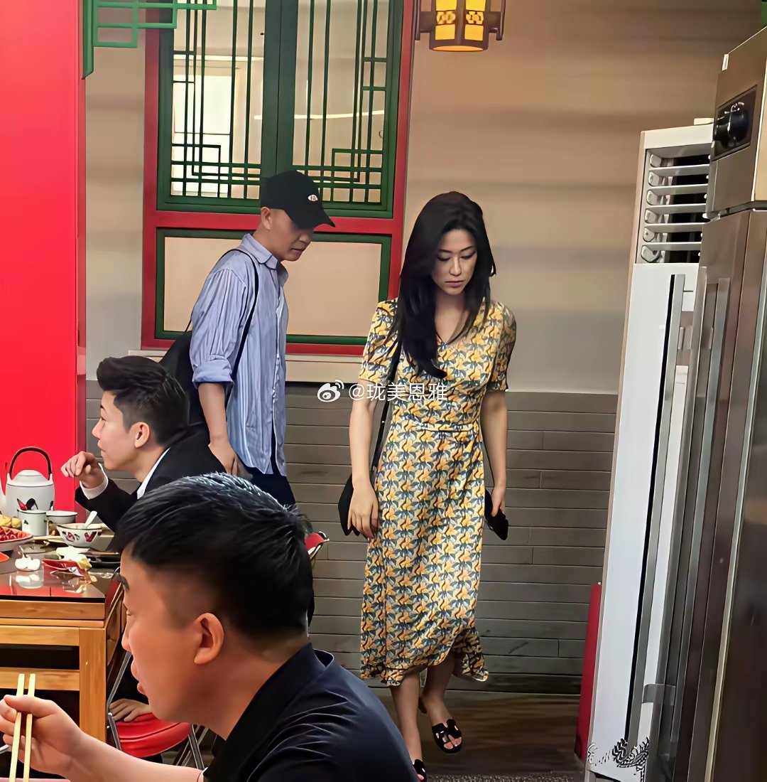 女神竟然到普通的小馆子吃饭！