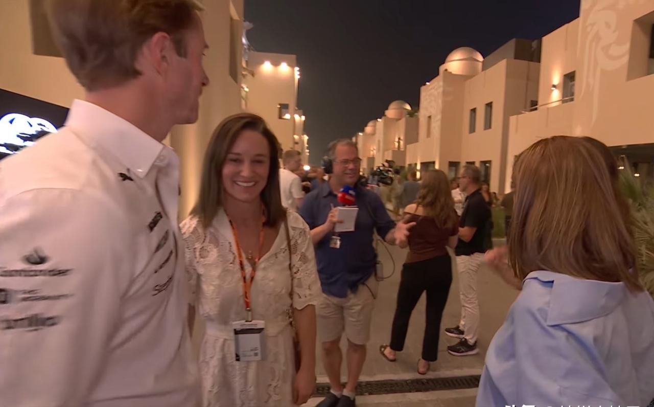 凯特王妃主持圣诞颂歌仪式，娘家人全来了，妈妈卡罗尔、爸爸迈克尔，弟弟和弟媳都来了