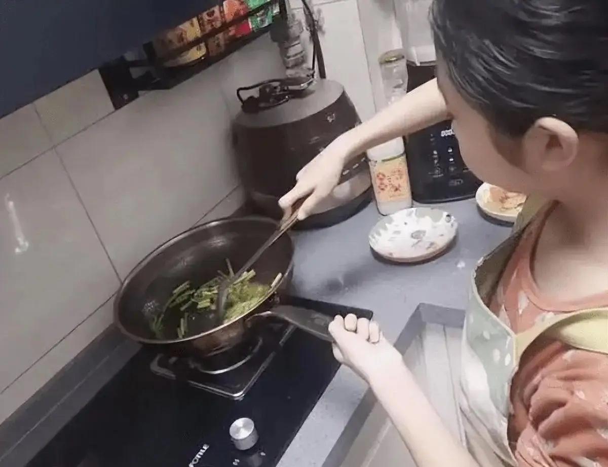 让温暖传递人间！16岁流浪女孩做保姆，深得雇主一家喜爱，两年后，雇主对她说:“