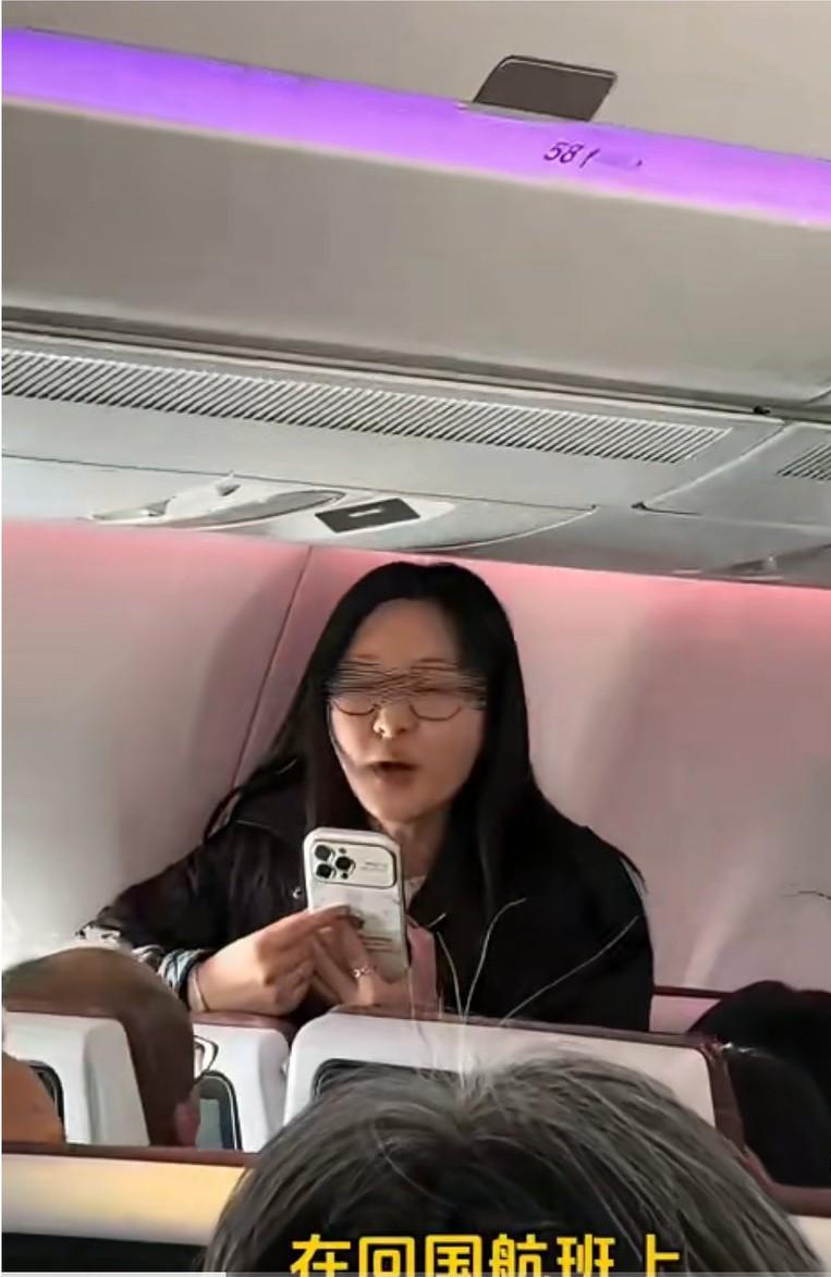 回国的航班上，前排美女把座椅放倒了，引得后排乘客不满发生争吵，最后在众人劝说下才