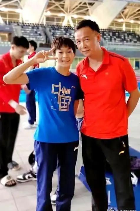 全红婵夺冠台下藏大招！陈若琳千里赶来就干这事，细节太圈粉谁能想到，全红婵在