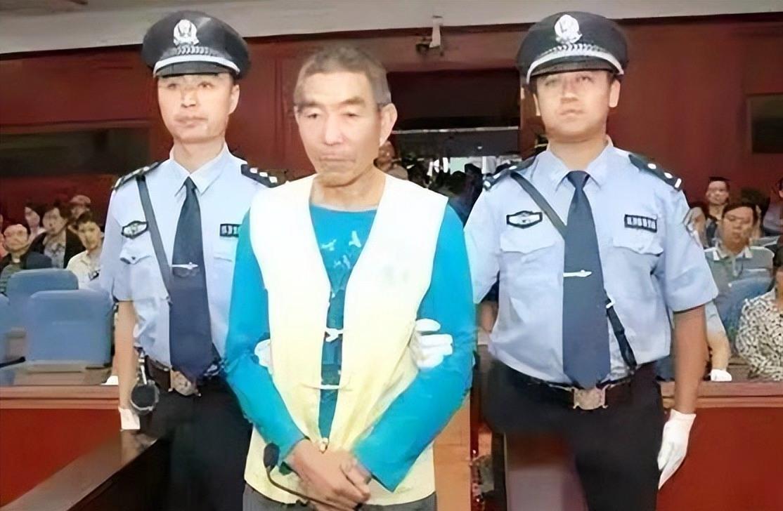 2012年，云南晋城一个早市。一个沉默寡言的老头，卖一种肉。他说是鸵鸟肉，肉