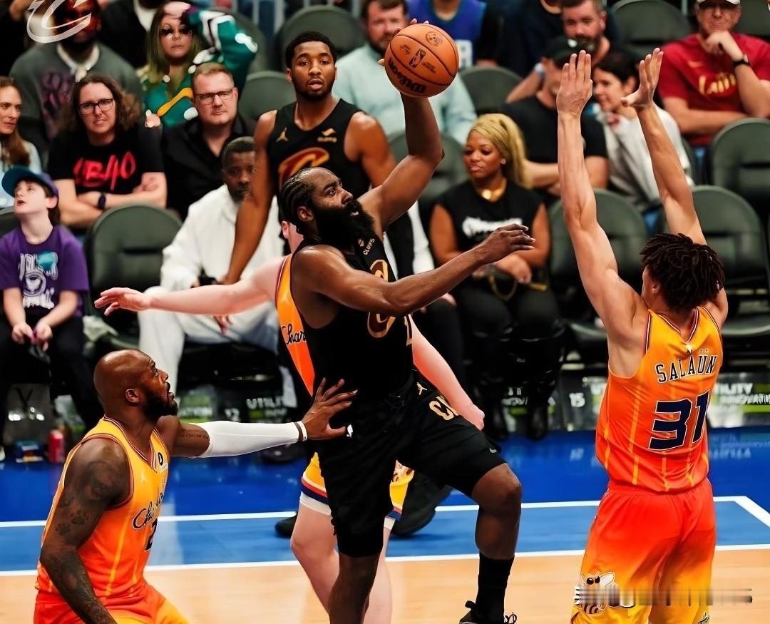 离谱，哈登可不只是提升队友，而是自我效率提升:投篮更准了，失误减少了。哈登加盟