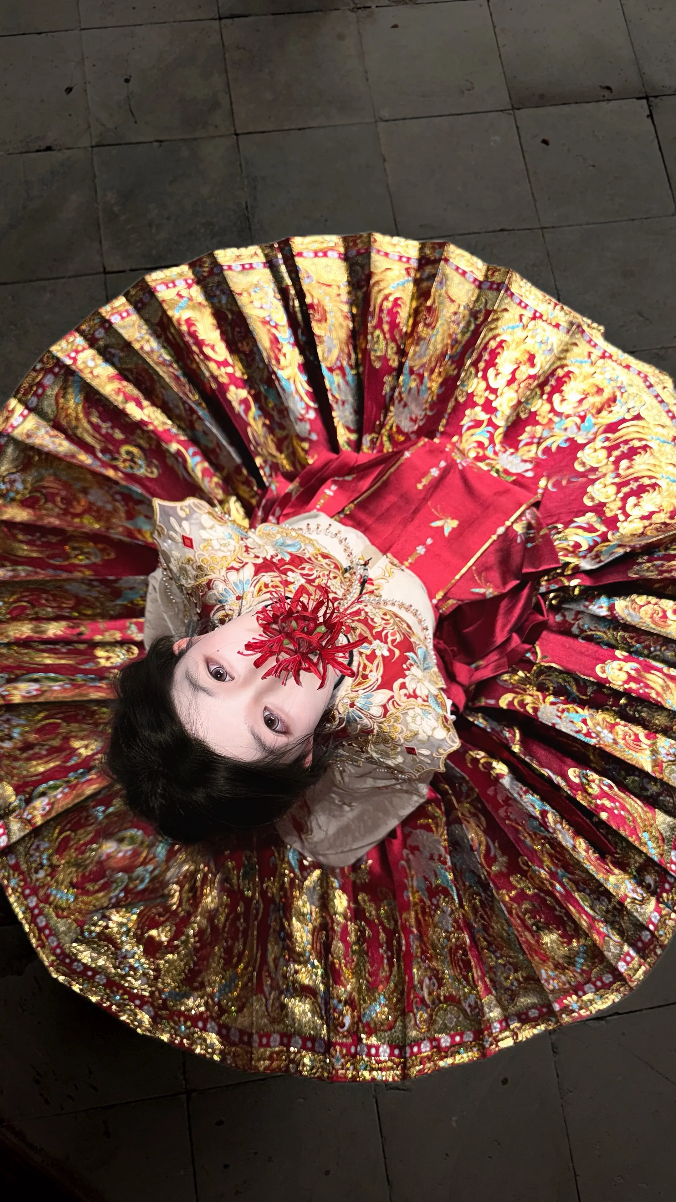 忽见粉蝶潜入窗 回望罗床唤君郎