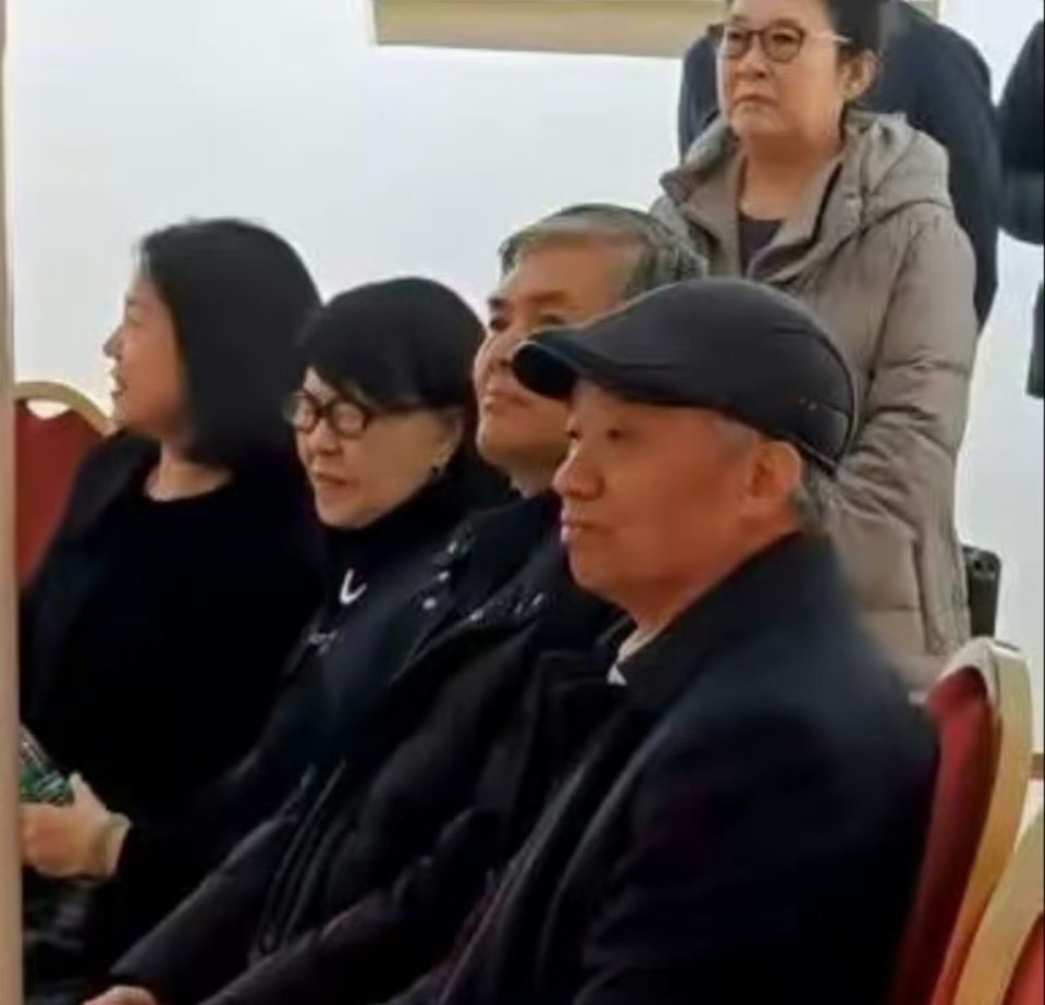 杨振宁去世后，49岁翁帆携妈妈首度出席公开活动，现场露灿烂笑容