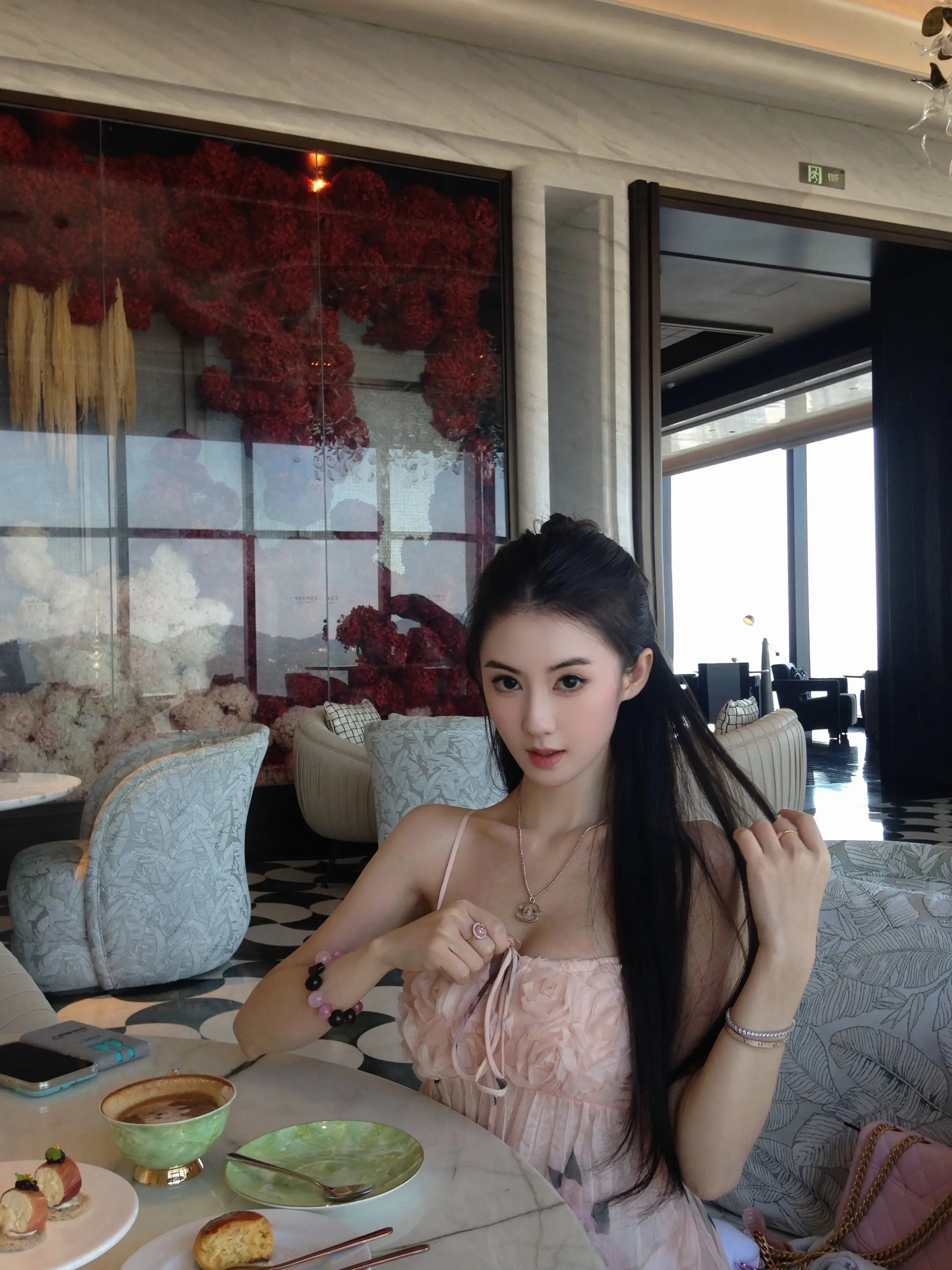 小姐，终于回国了。