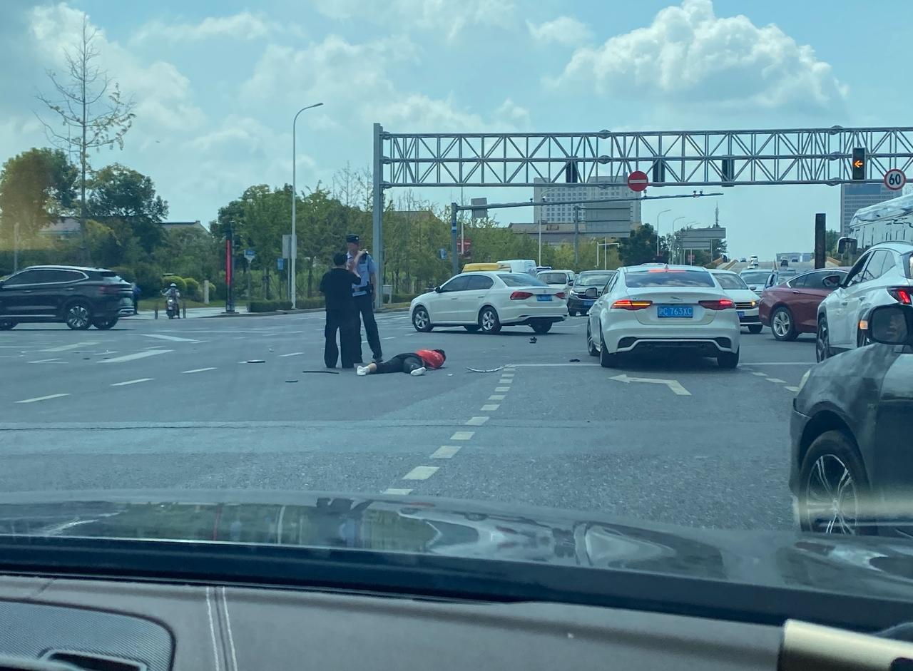上海这个判决，直接撕开了多少巨婴的遮羞布。闯红灯，撞倒电动车，导致骑车人被后车