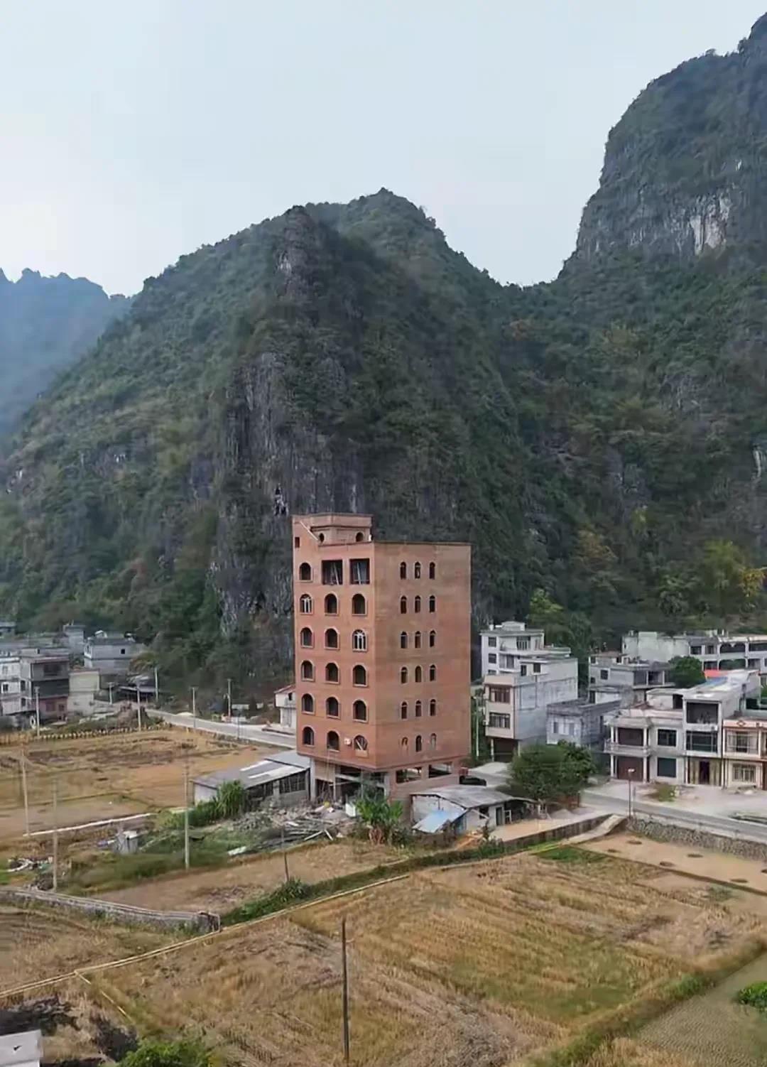 广西桂林，有一名男子跟妻子在外地打工了20多年，决定回老家建新房子，由于夫妻俩以