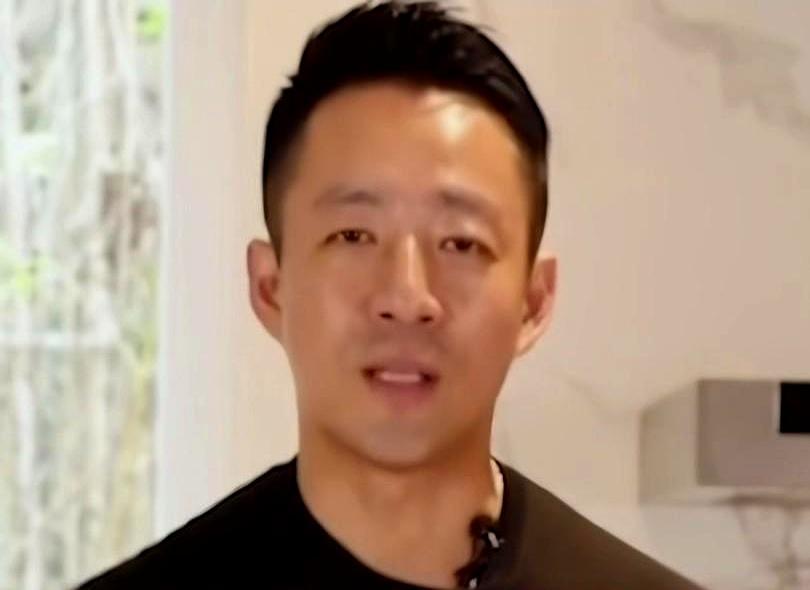 靠母亲卖酸辣粉起死回生，如今却嫌她太吵。年近七十的张兰在直播间声嘶力竭。她