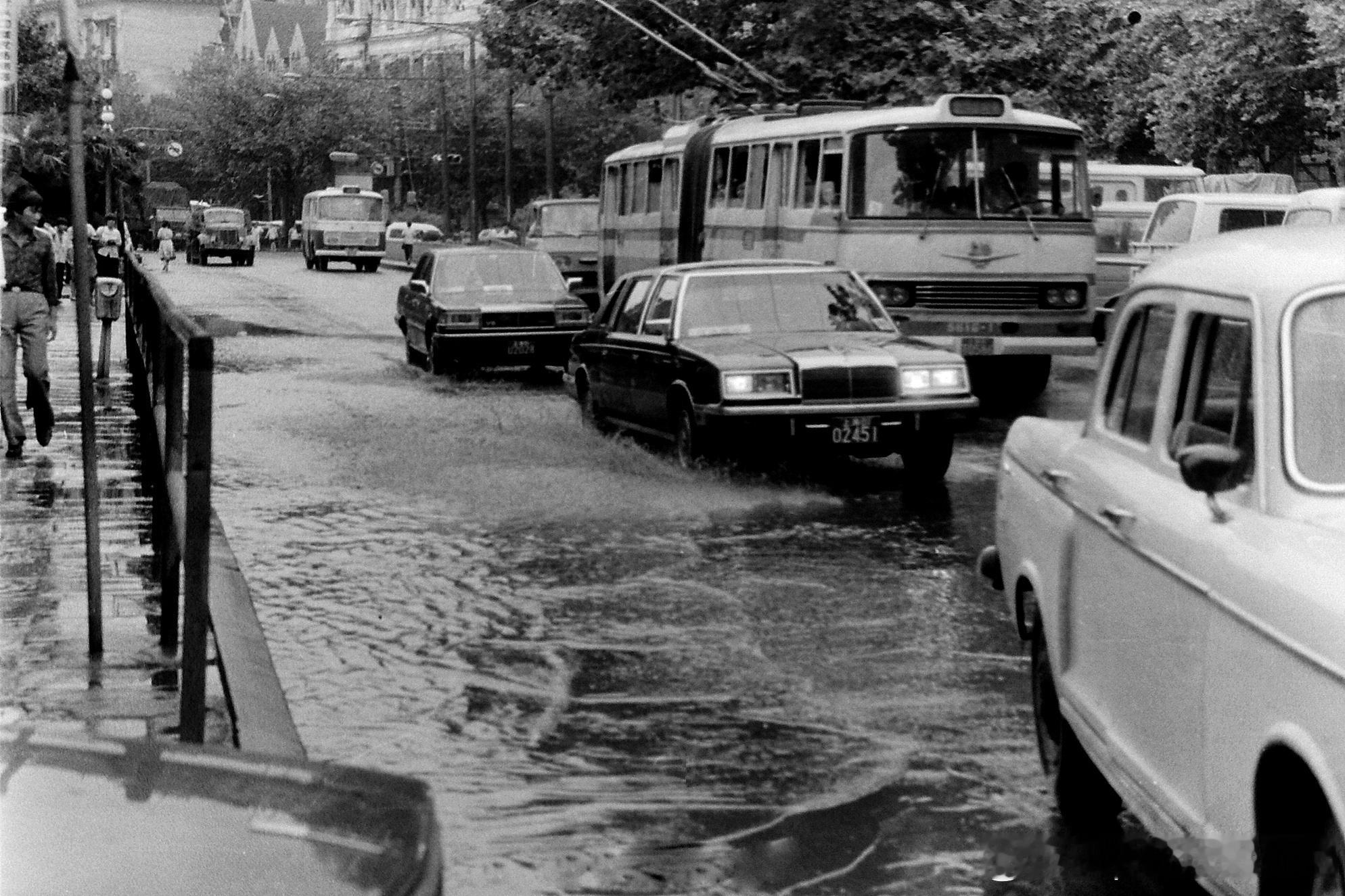 1987年7月11日雨后的上海外滩，谢伟民摄影​​​历史影像​​​