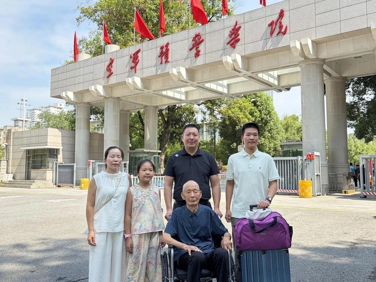 91岁的爷爷千里迢迢送孙子上军校：罕见！河南省南阳市今年的高考生谢林江以616