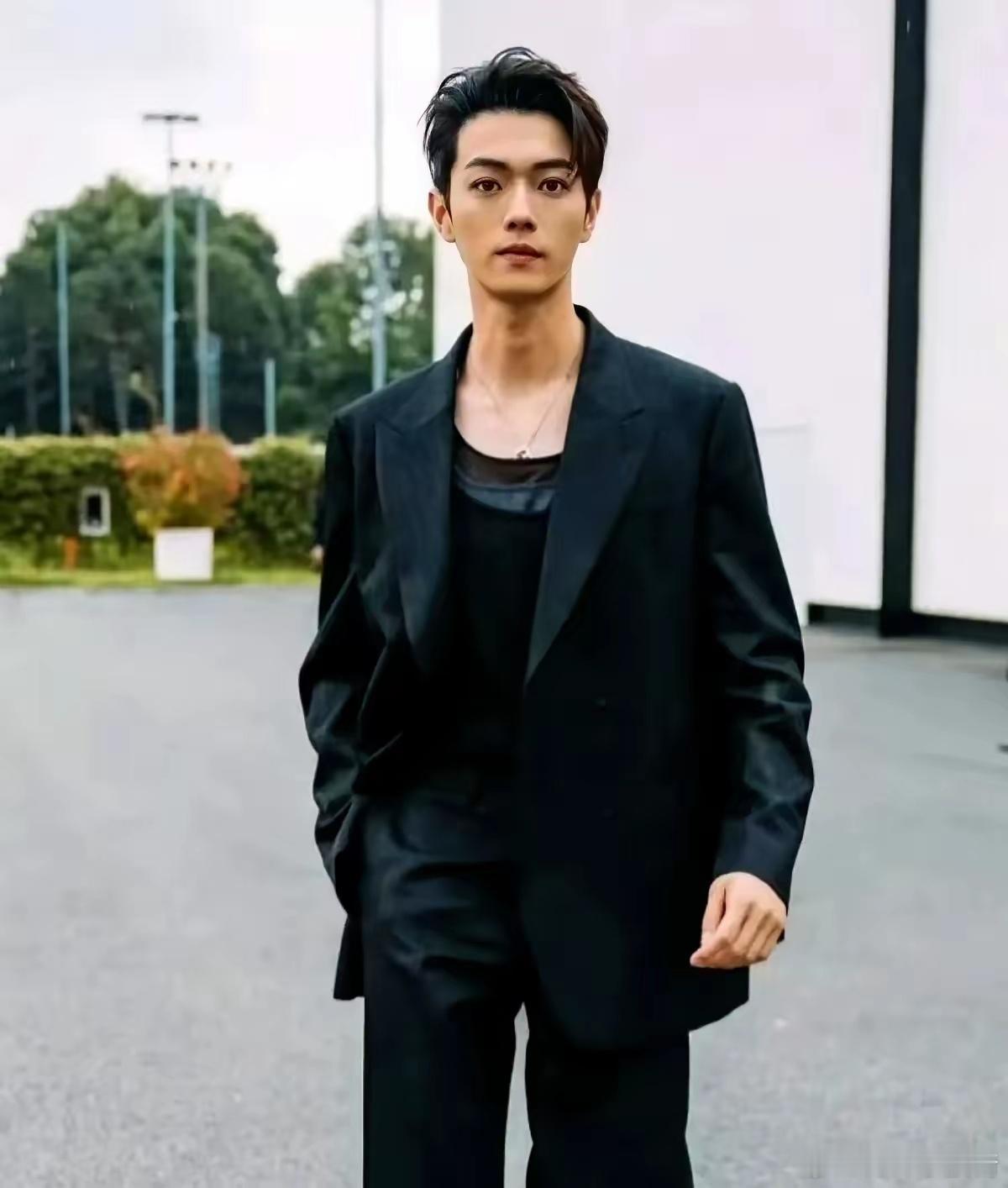 许凯一句话把恋爱真相撕开了：别管钱和脸，能闭嘴才是保命符。他把“保密”提到第一位