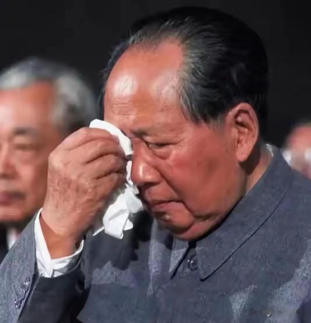 一张令人心碎的老照片！短暂拥抱背后，藏着一位父亲无声的悲痛伟人落泪：这是一