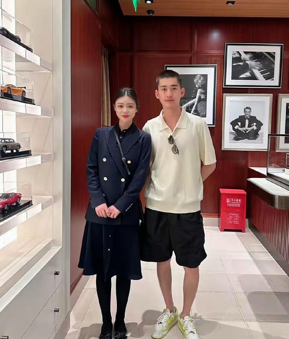 张翰在上海逛街吃饭被偶遇，他减肥了，剪了寸头，没有油腻的感觉了！依然那么的帅气