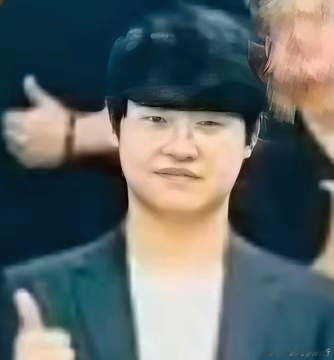 中国男子郑昌圣杀害25岁留学生，韩国网友新增凶手三张照片。韩国警方曝光其拉着箱子