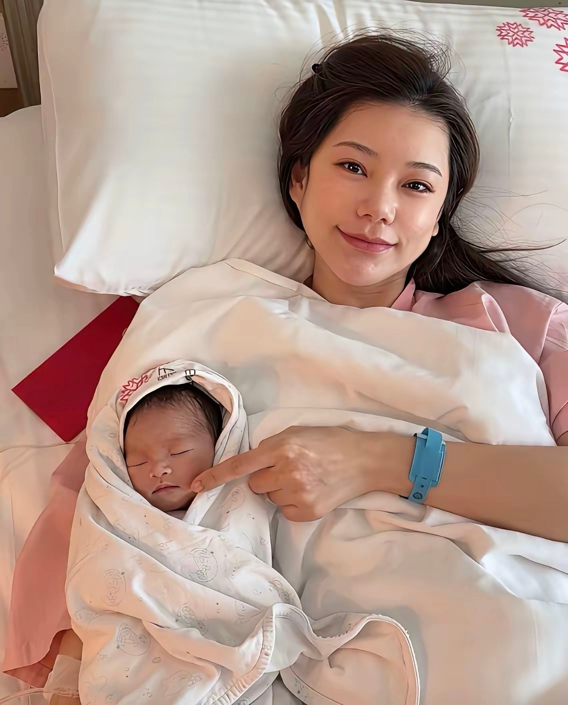 汪小菲也太幸福了吧，新年他的二婚妻子就给他生下来了一个马年宝宝，这也是他的第三个