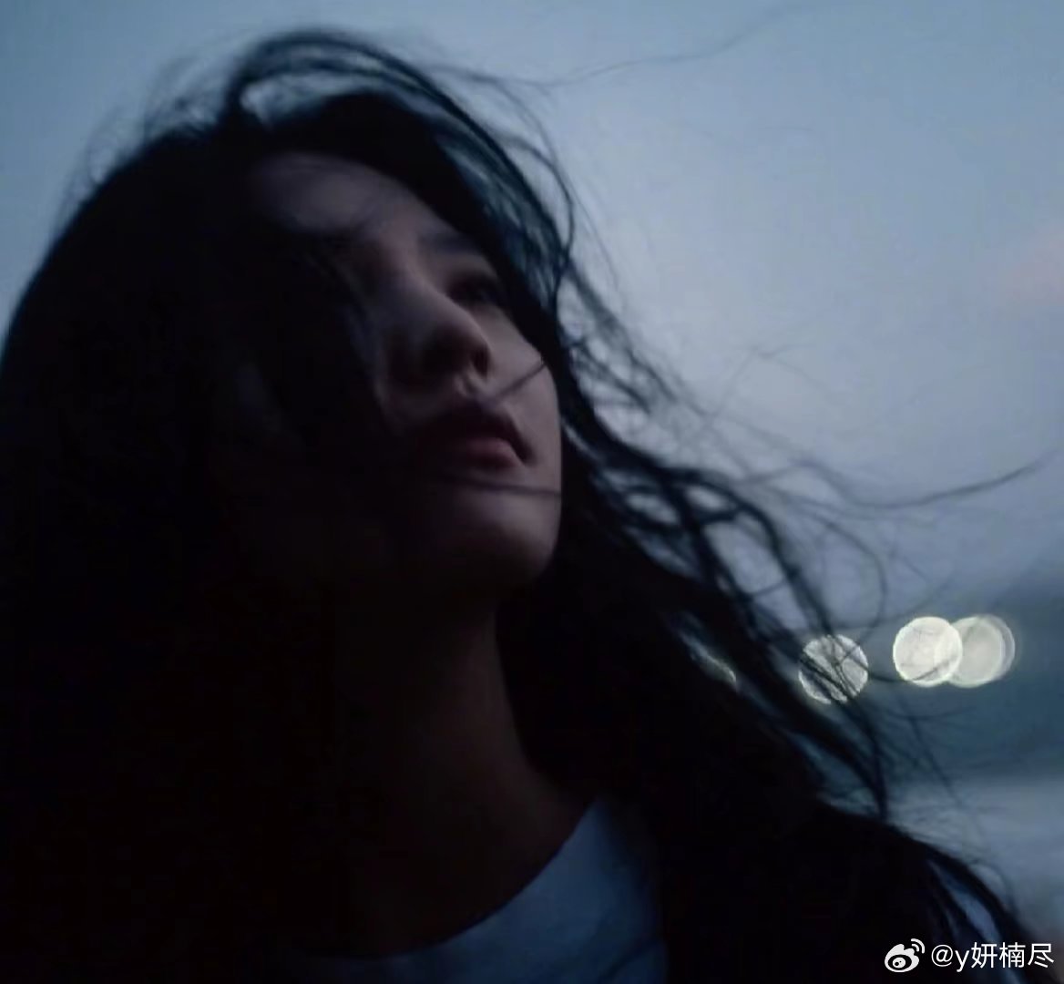 #章若楠#我和姐姐去美术馆偷东西,只有我被抓了，因为姐姐本身就是艺术品​