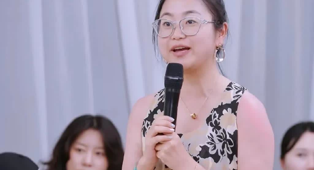 记者问黄圣依：“你现在的人生方向盘掌握在自己手中了吗？”黄圣依：“80%在我自己