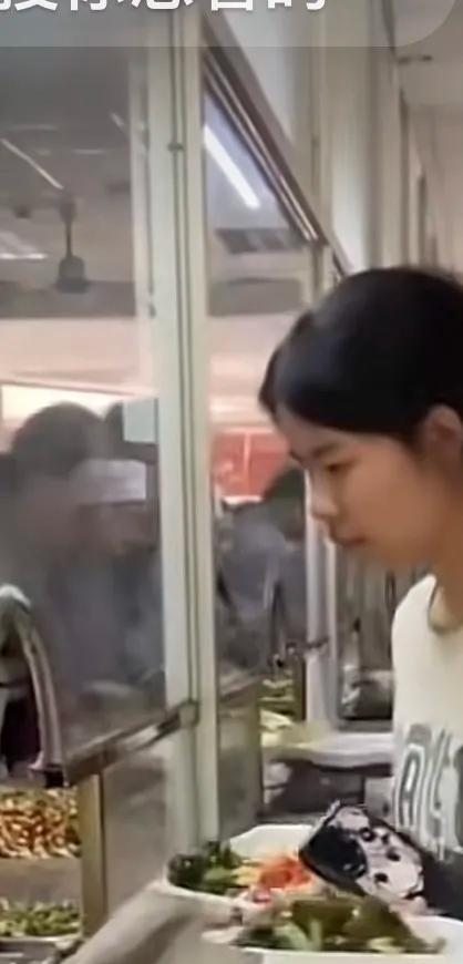 前几天看到这样一个新闻，说的是来自江苏的一个女生，考上了南京一所大学，因为家里父