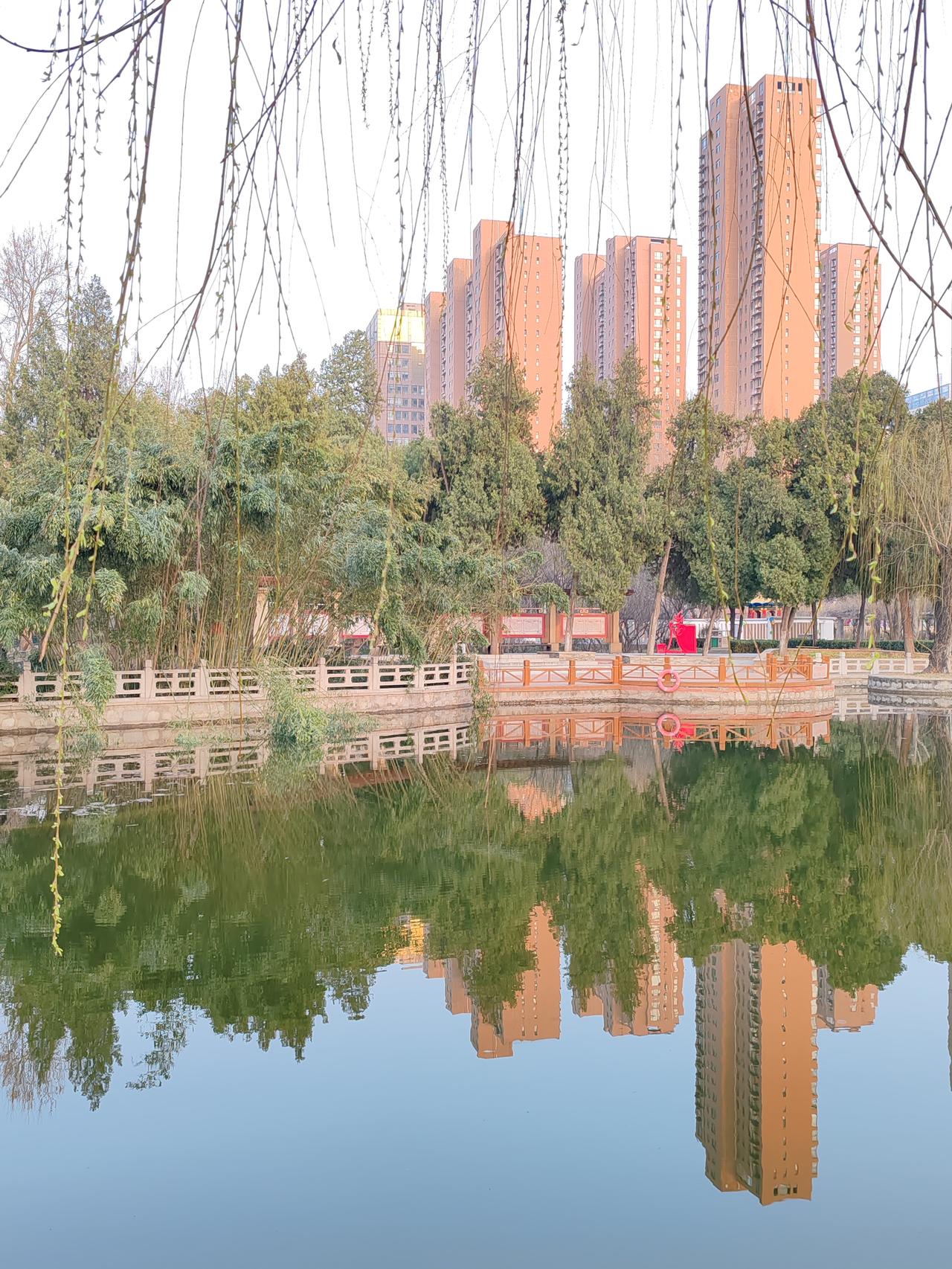 下联：室内窗明几净横批可对“雅居胜境”。此联对仗工整，意境优美。“门前青山绿水”