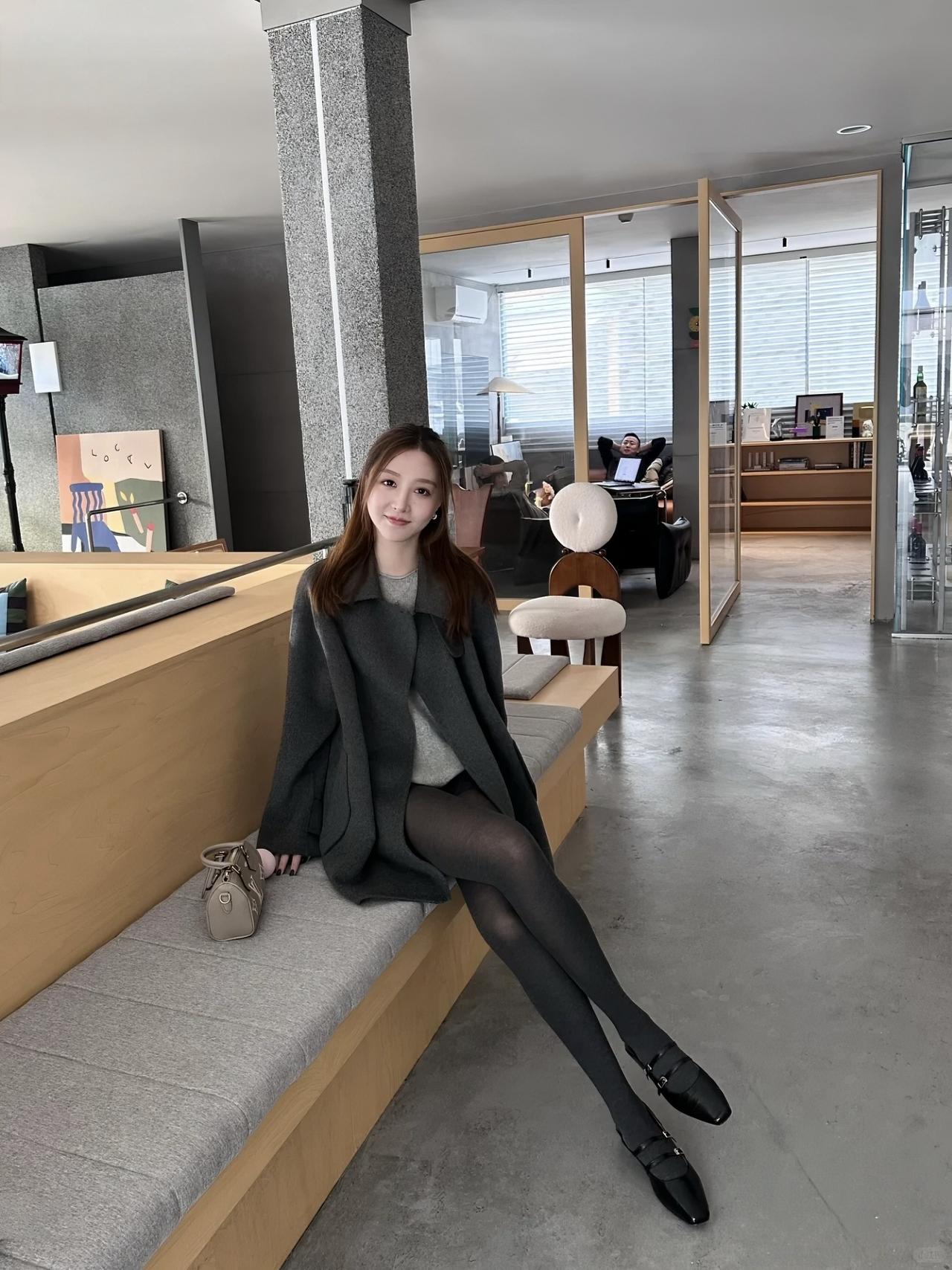 灰色系穿搭的松弛感，拿捏了深灰色大衣搭浅灰内搭，同色系的层次感拉满，再配黑