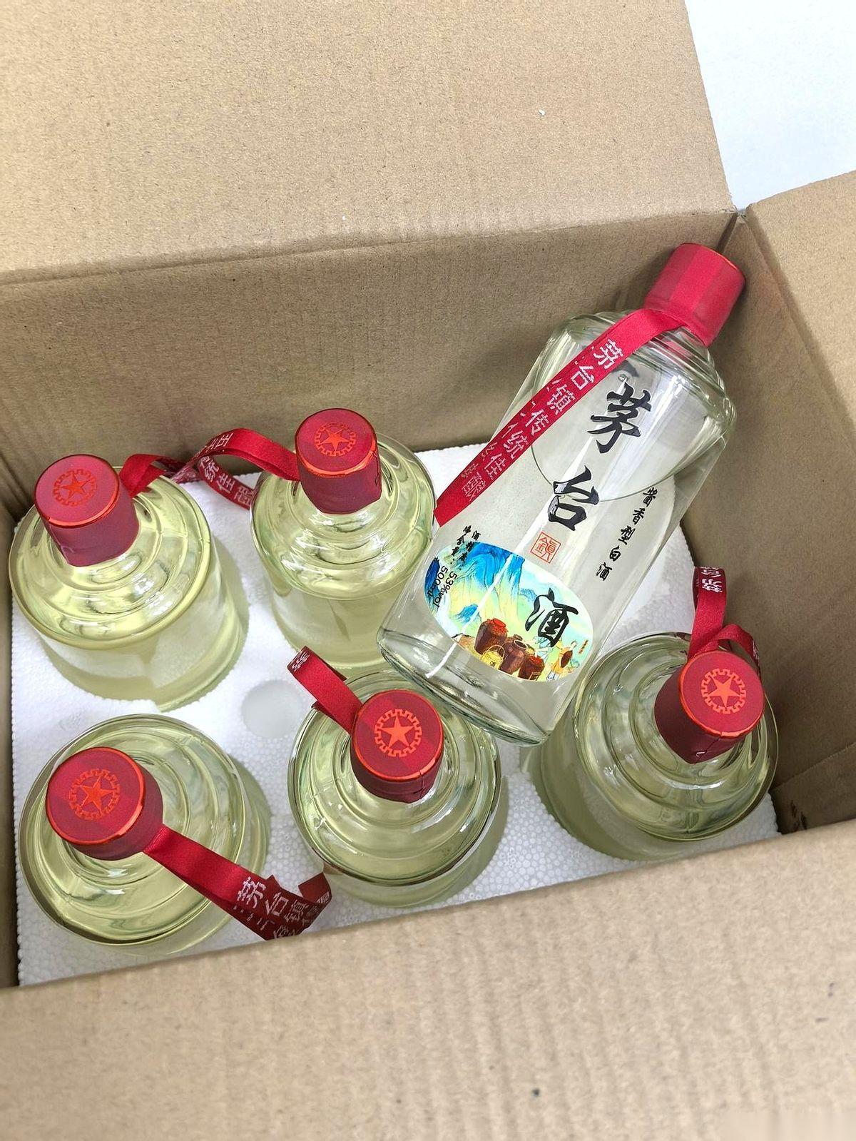 我爸有个癖好，专集好酒瓶。家里一整个柜子，码得整整齐齐，全是喝完的茅台、五粮液，