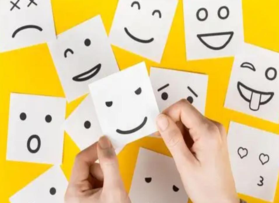 2.3万亿元背后，年轻人不是为“虚头巴脑”买单，而是能把自己哄好的那一下。2.3