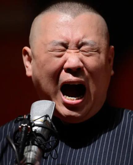 曹云金拿郭德纲砸现挂郭德纲因在武汉人艺中南剧场演出京剧时违反相关规定被立案调查