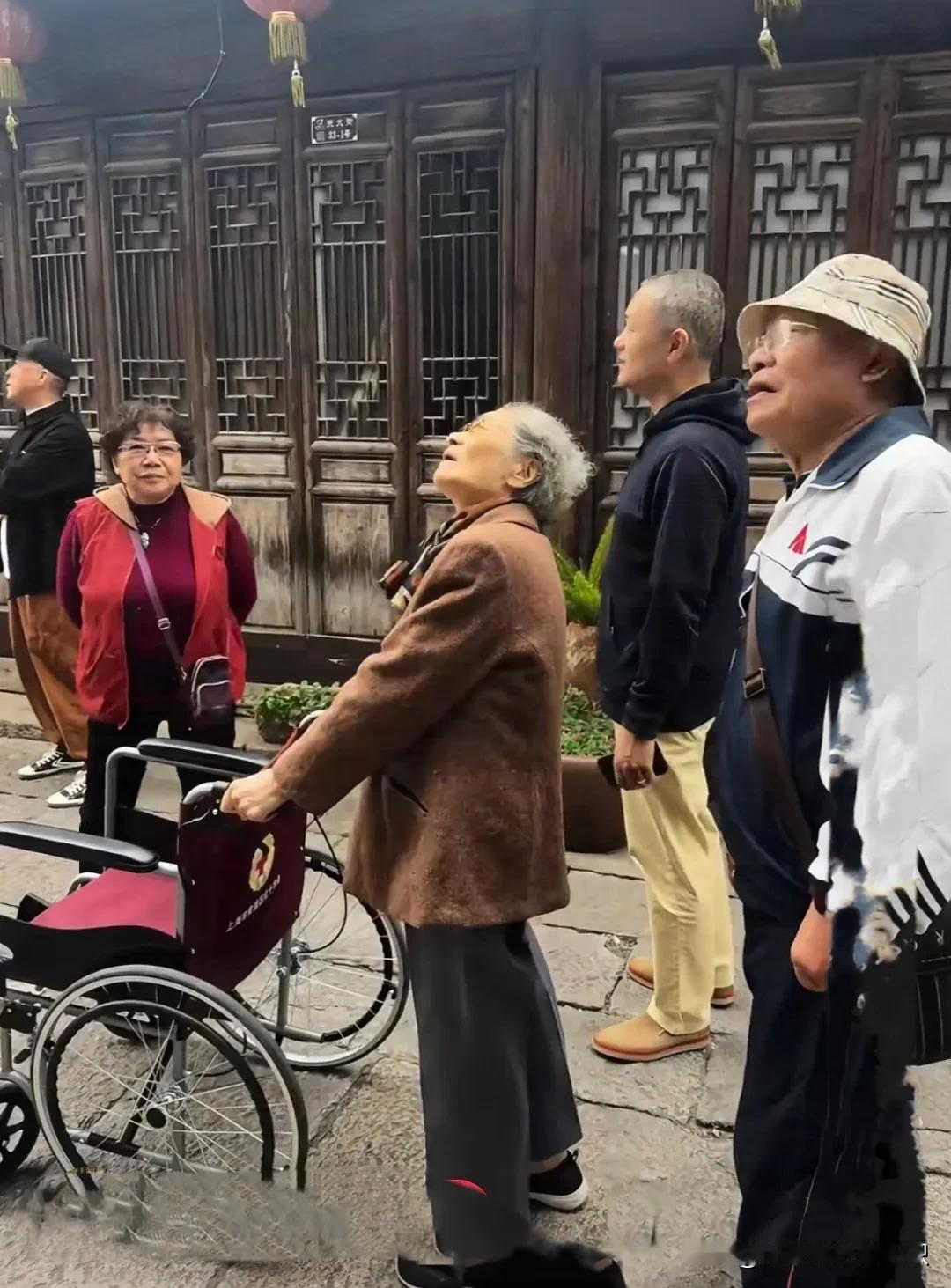 徐湖平的好日子看来要结束了。亚洲周刊配文“剧终”，并附上他居住的别墅照片。