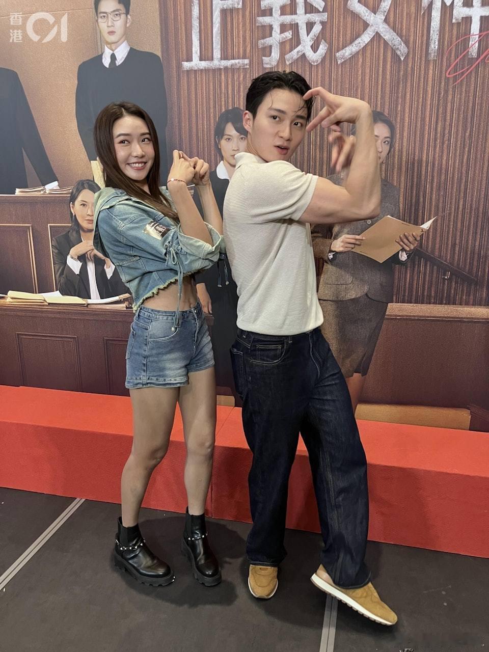 周嘉洛在2015年加入TVB，並因參演處境劇《愛·回家之八時入席》而為人認識，後