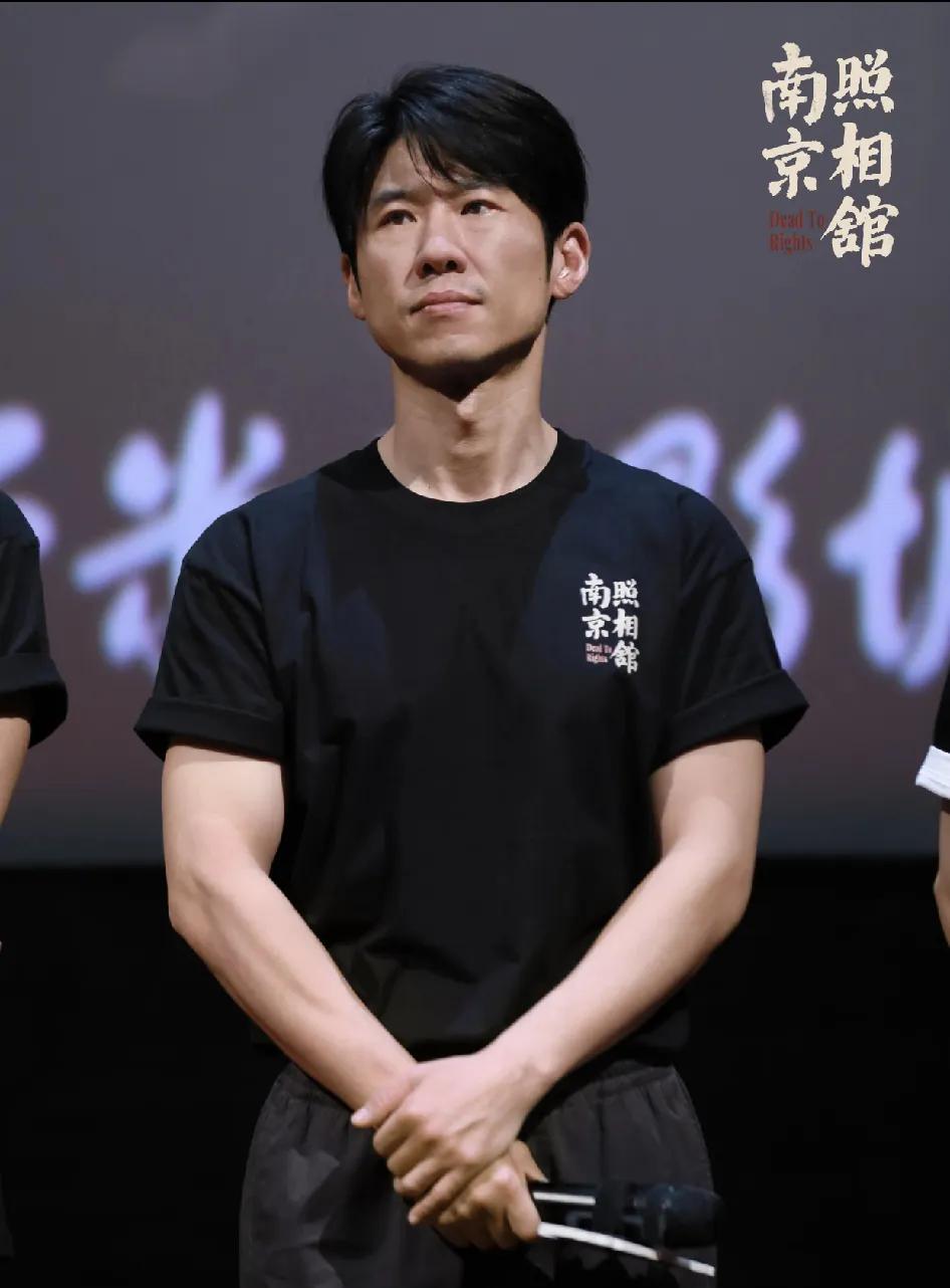 《南京照相馆》里，王骁戏份不算多，可演得比谁都抢眼！你们觉得呢？他演的照相馆老