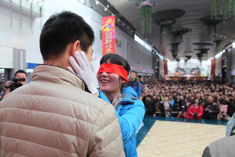 情人之间分手，想一刀两断可太难了。长时间的亲密关系会产生情感惯性，就像超过三年的