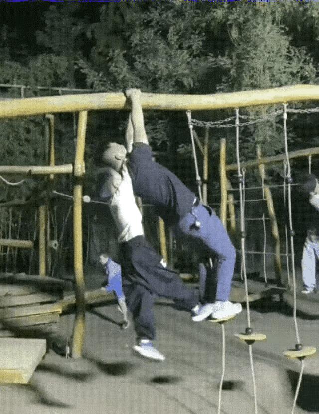 好像不是亲生的，下手有点狠