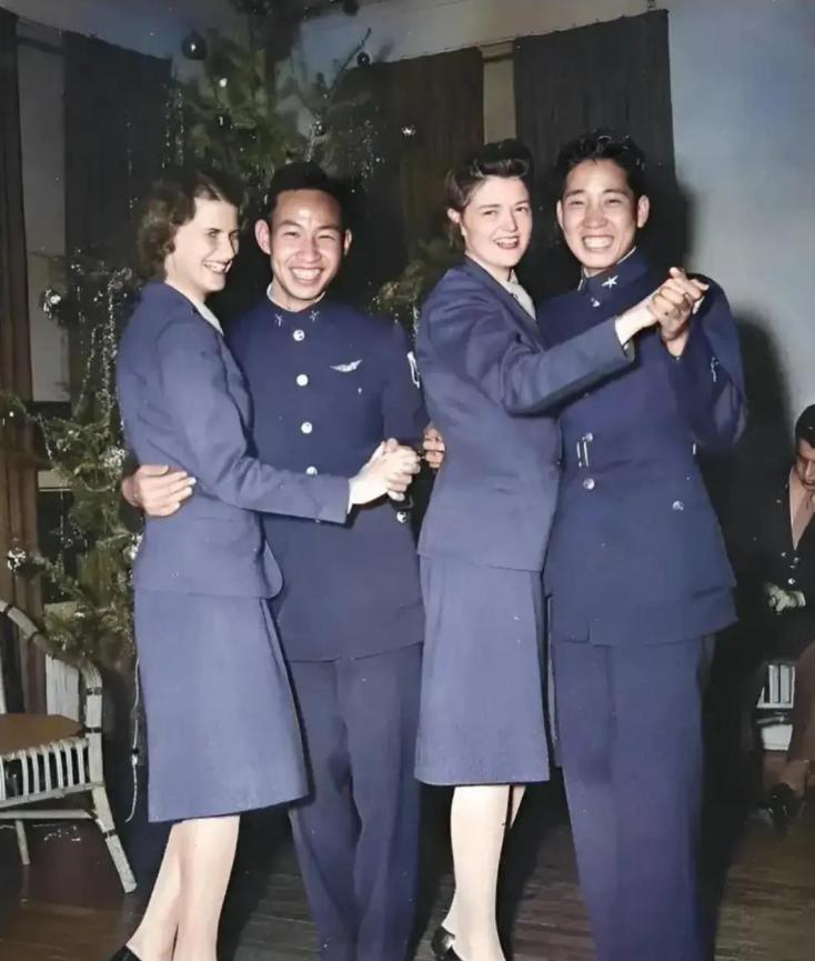 1945年圣诞，两名国军军官与西洋女子共舞。照片中，军人挺拔的身姿，