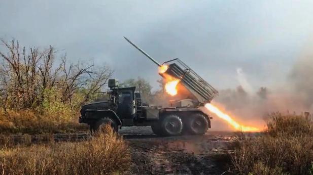 俄乌战场突然传来大反转，朝鲜给俄罗斯的炮弹供应直接砍半，9月更是一粒炮弹都没送，