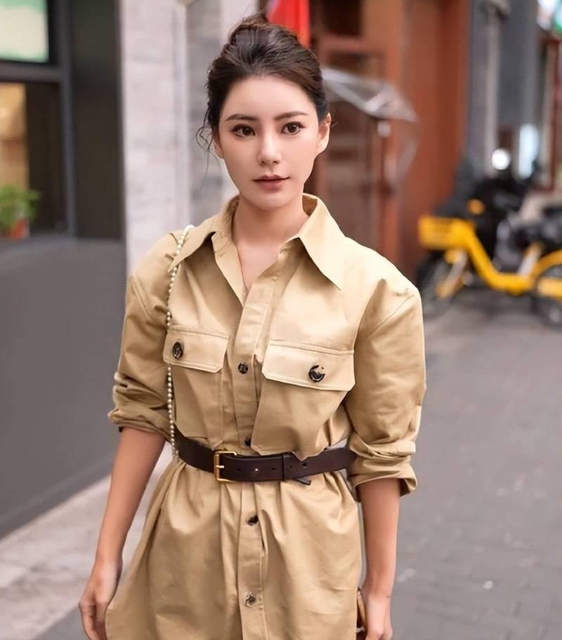 这姑娘，有点东西。不是跟着汪小菲在镜头前笑。是陪他在报表后头熬。都说豪门媳