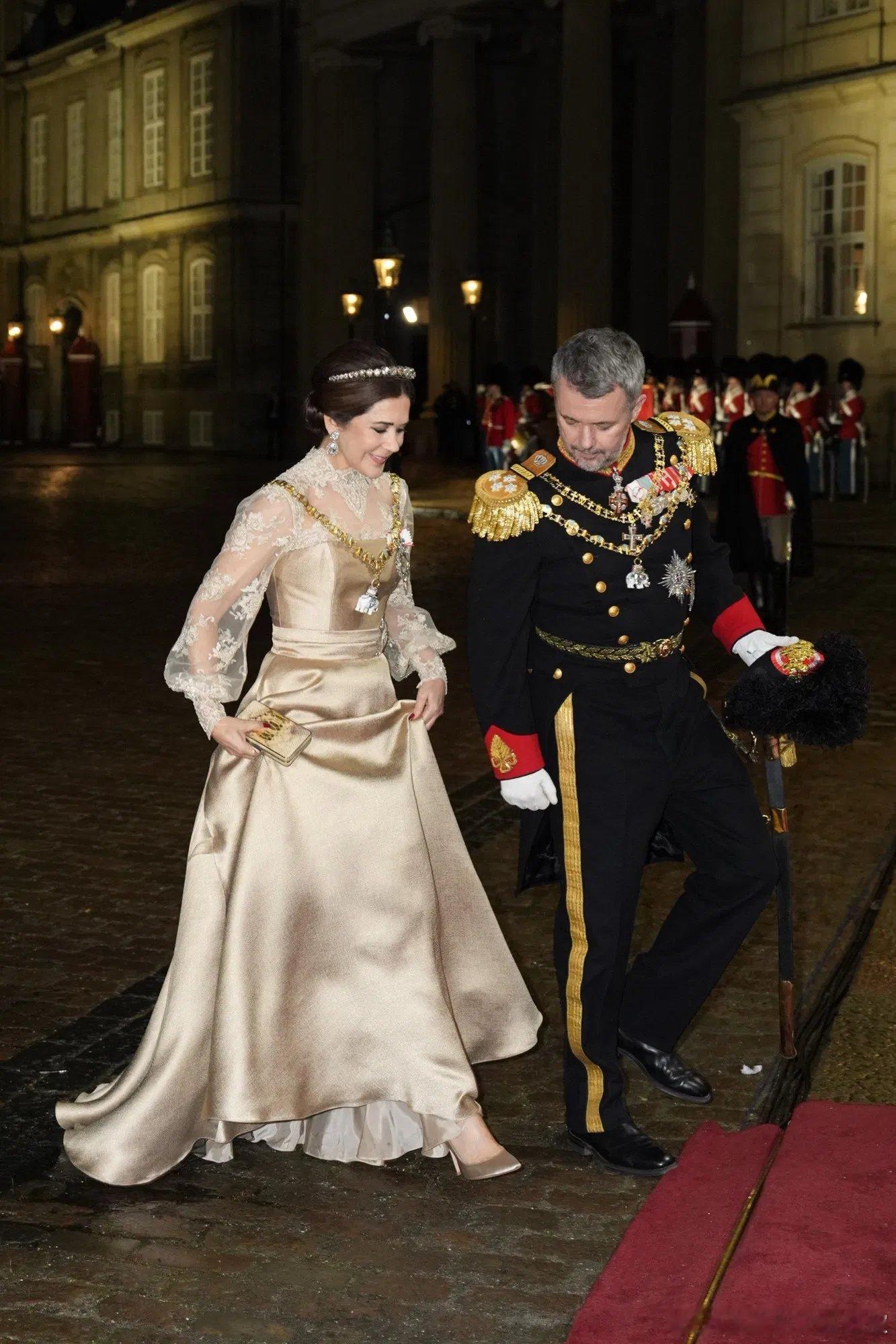 新闻2026.1.1丹麦王室成员出席一年一度的新年招待会活动，依旧是全员出席