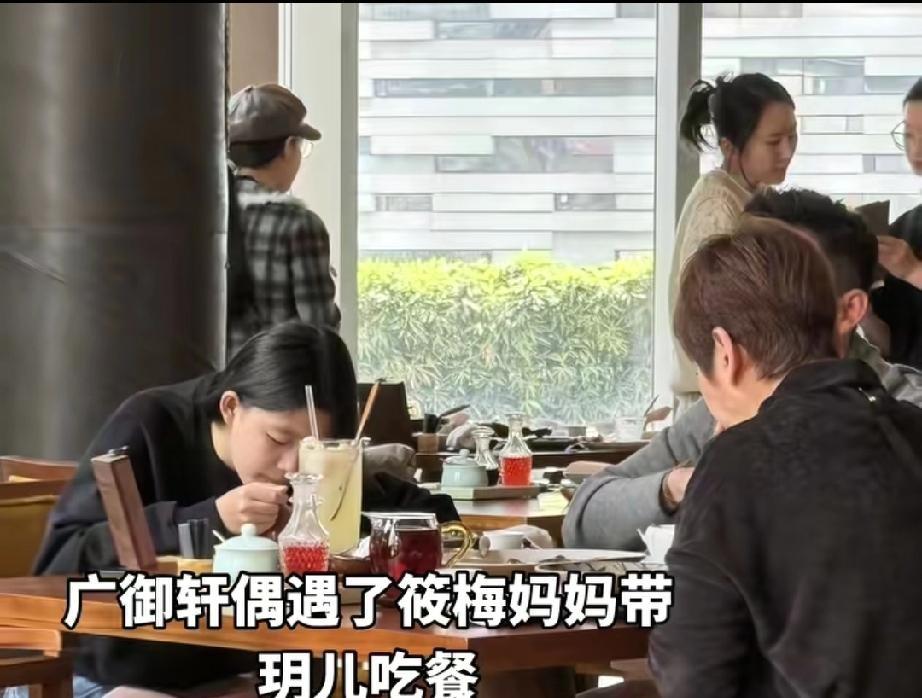 这年头，握得再紧的手，也抵不过一碗端到跟前的热汤。你没看错。12岁的那个小姑娘