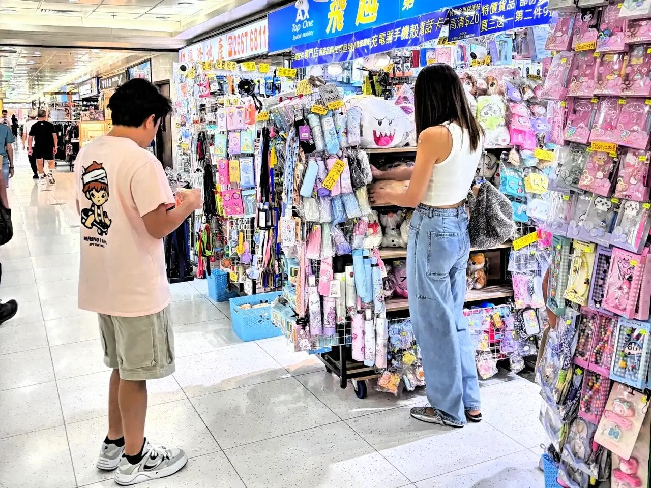 有网友在香港偶遇王祖蓝李亚男逛街，两口子身高差，还是那么可爱！有一说一，王祖蓝在